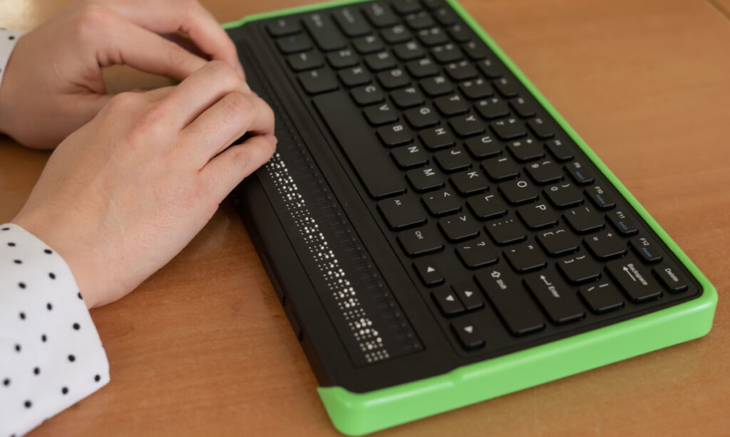 How can I make eLearning courses more appealing to the visually impaired?